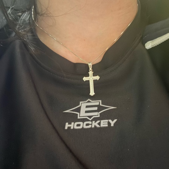 925 sterling silver cross on Serling silver chain - Picture 4 of 4